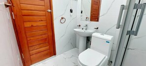 Comfort-Zimmer | Badezimmer | Duschwanne, Designer-Toilettenartikel, Hausschuhe, Handtücher