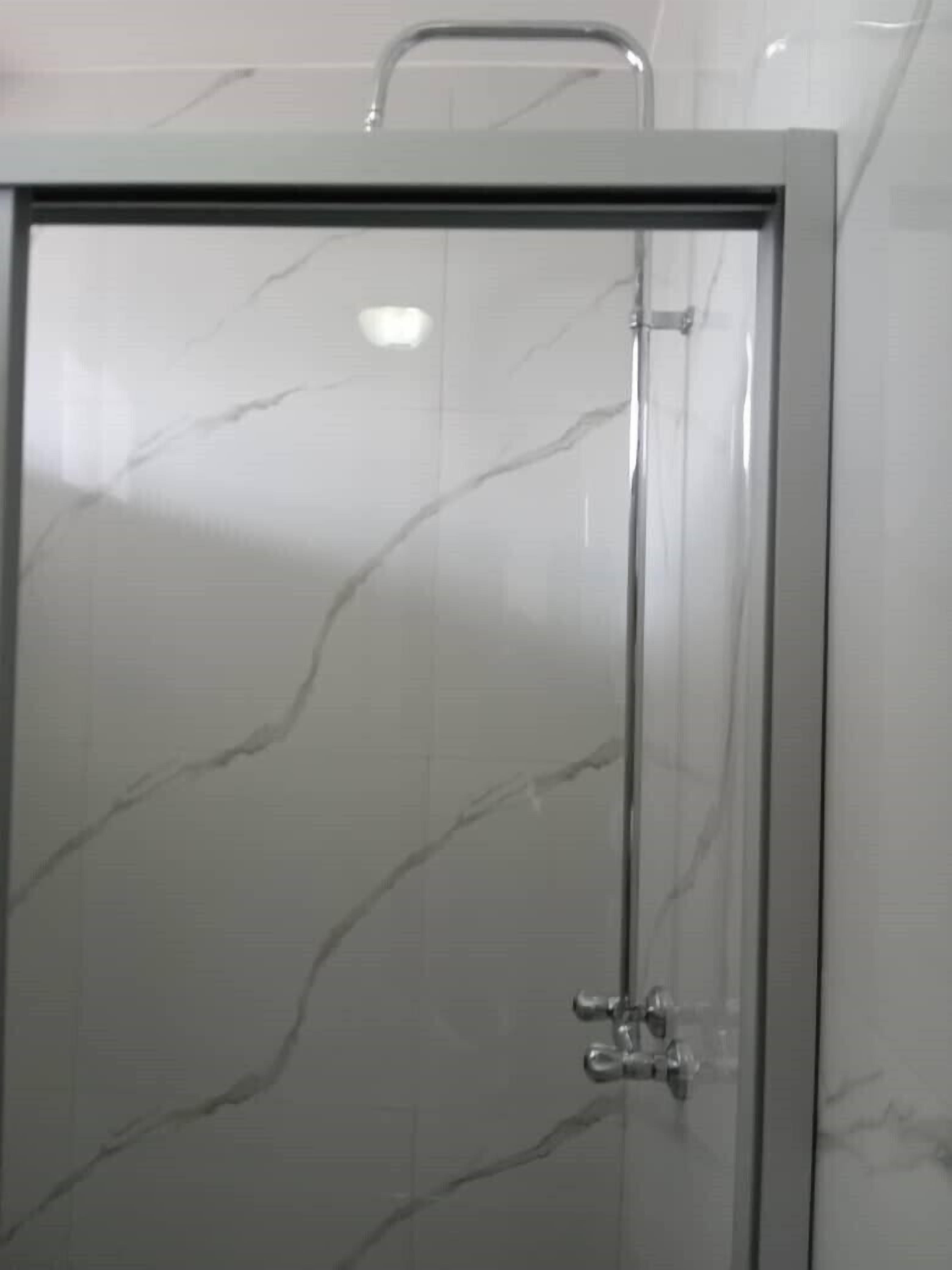 Kombinert dusj/badekar, designertoalettartikler, tøfler og håndklær