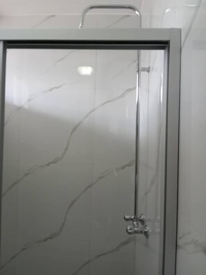 Duschwanne, Designer-Toilettenartikel, Hausschuhe, Handtücher