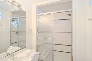 Tina con regadera y toallas 