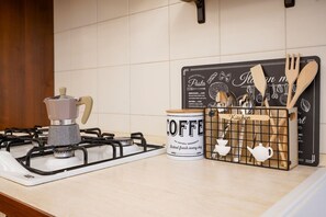 Mikrowelle, Herdplatte, Kochgeschirr/Geschirr/Besteck