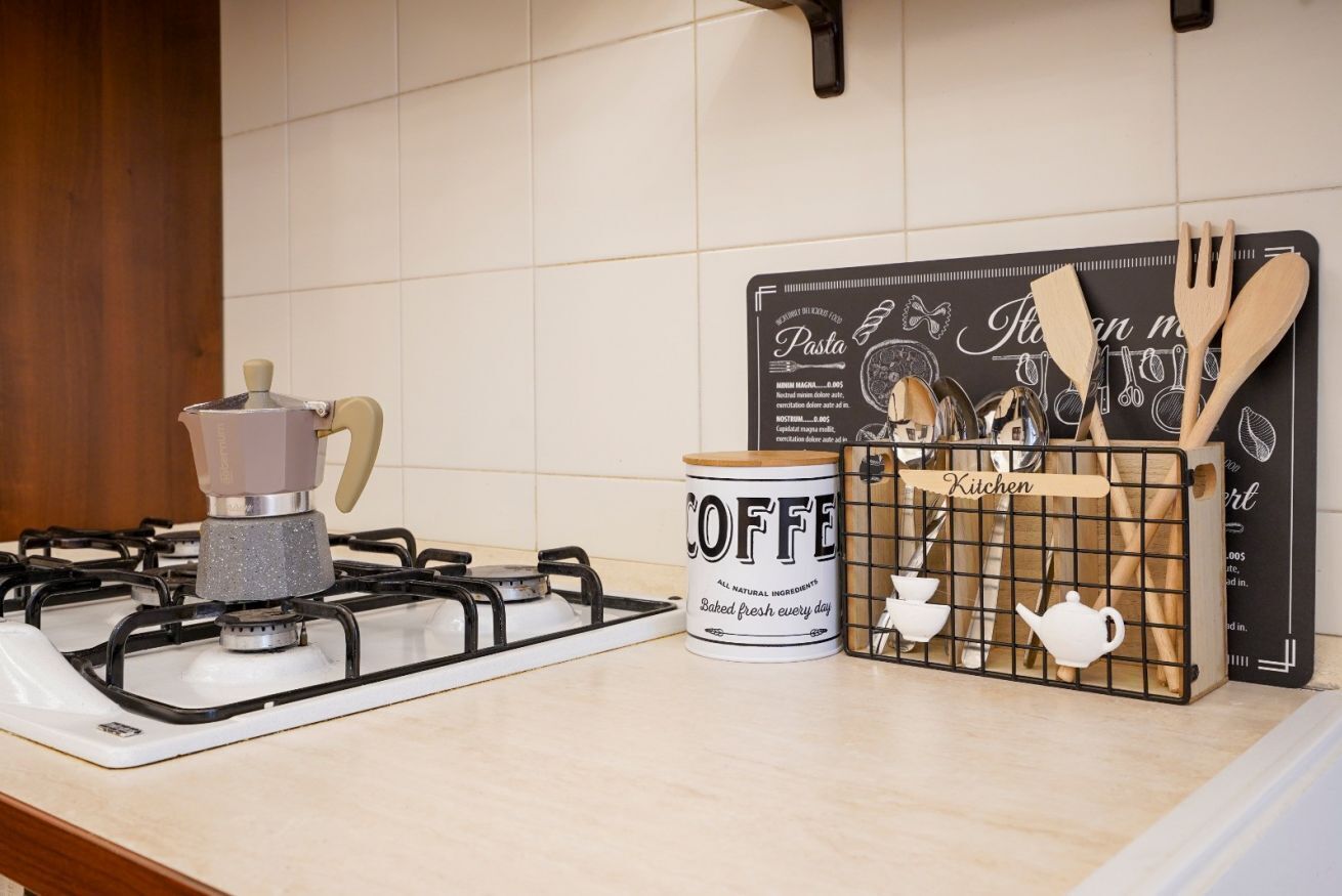 Microondas, parrilla de estufa y utensilios de cocina 