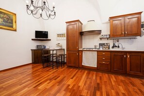 電子レンジ、コンロ、調理器具と食器