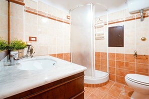 Douche, sĂšche-cheveux, bidet, serviettes fournies