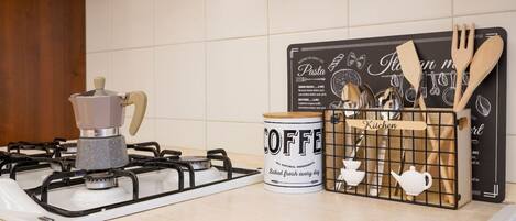 Microones, placa de cuina i utensilis de cuina, vaixella i coberteria