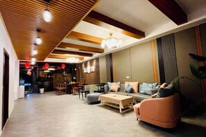 Lobby lounge - Peach Blossom Bay Resort (Guilin Ludiyan Scenic Area) (Guilin)