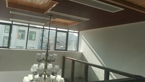 A room with a wooden ceiling, a chandelier, and large windows. - Fengle Yiyuan Inn (Xiangshan)