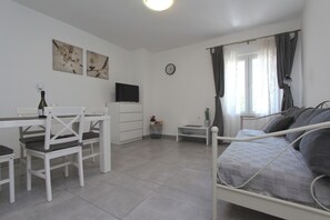 Apartment (CASA MIRANDA One-Bedroom Apartment) | Living area | 60-cm flat-screen TV with satellite channels
