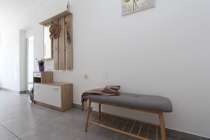 Apartment (CASA MIRANDA One-Bedroom Apartment) | Living area | 60-cm flat-screen TV with satellite channels