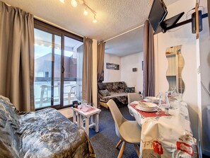 Dining - Cozy Studio 3p · Ski-In/Ski-Out · South-East Balcony · Close to Shops (Les Menuires)