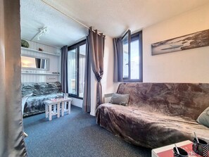 TV - Cozy Studio 3p · Ski-In/Ski-Out · South-East Balcony · Close to Shops (Les Menuires)