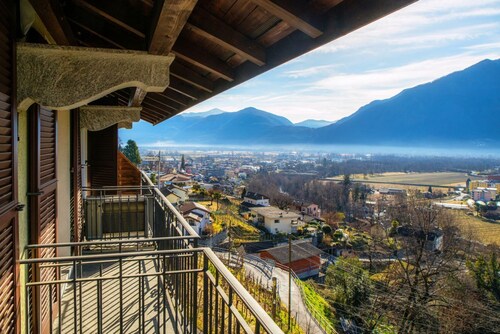 Grand appartement avec vue sur le lac près de Locarno (Lilia Apt)