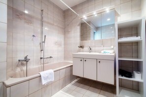 Een douche, een haardroger, een bidet, handdoeken