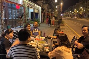 تناول الطعام بالخارج