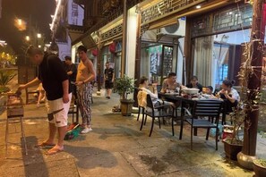 تناول الطعام بالخارج