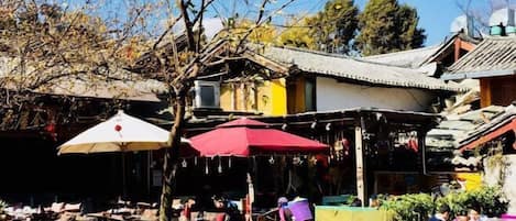 تناول الطعام بالخارج