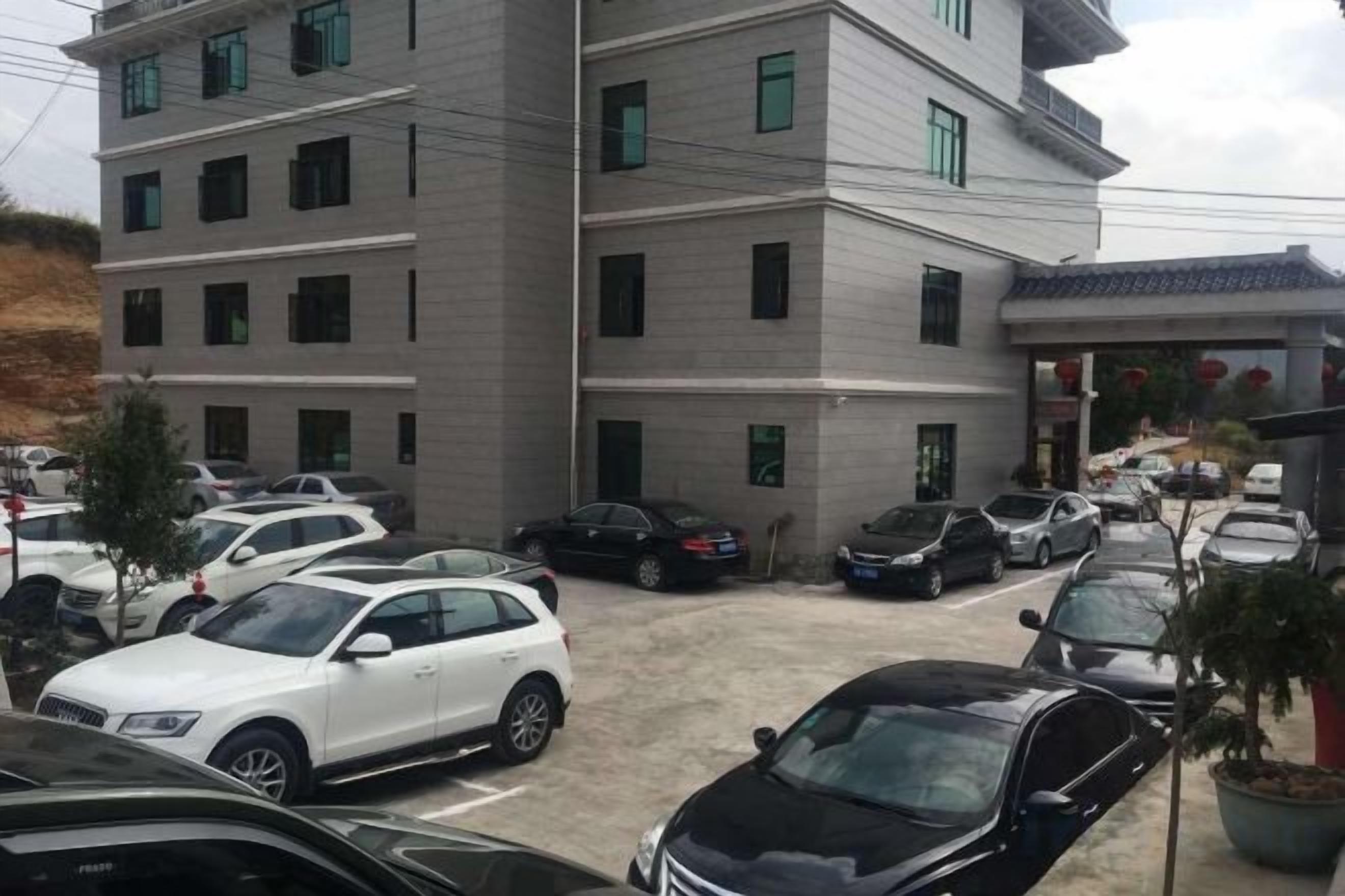 Un estacionamiento de varios pisos con varios coches estacionados.