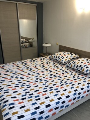 1 habitación, escritorio, tabla de planchar con plancha y wifi