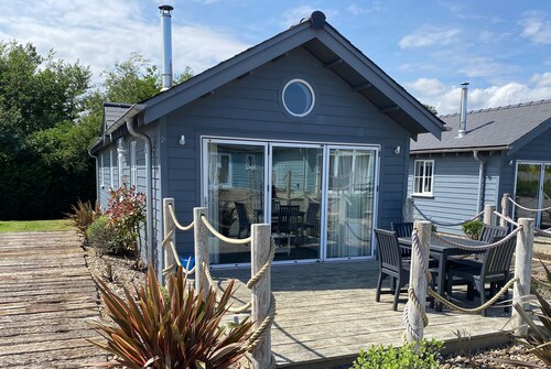 2 Detached Beach Houses - Book as a pair sleeps 8!