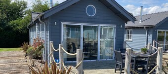 2 Detached Beach Houses - Book as a pair sleeps 8!