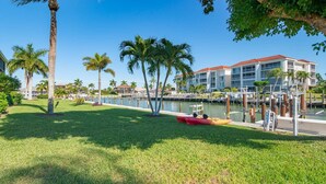 Property grounds - Waterfront 2BR, 2BA condo with heated pool, WiFi, and marina access. (Marco Island)