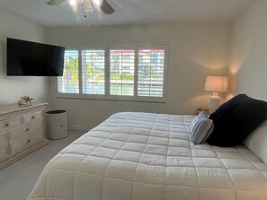 2 bedrooms, iron/ironing board, free WiFi, bed sheets - Waterfront Beauty in South Island Location (Marco Island)