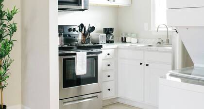 Cozy and Relaxing Cottage Hill Studio