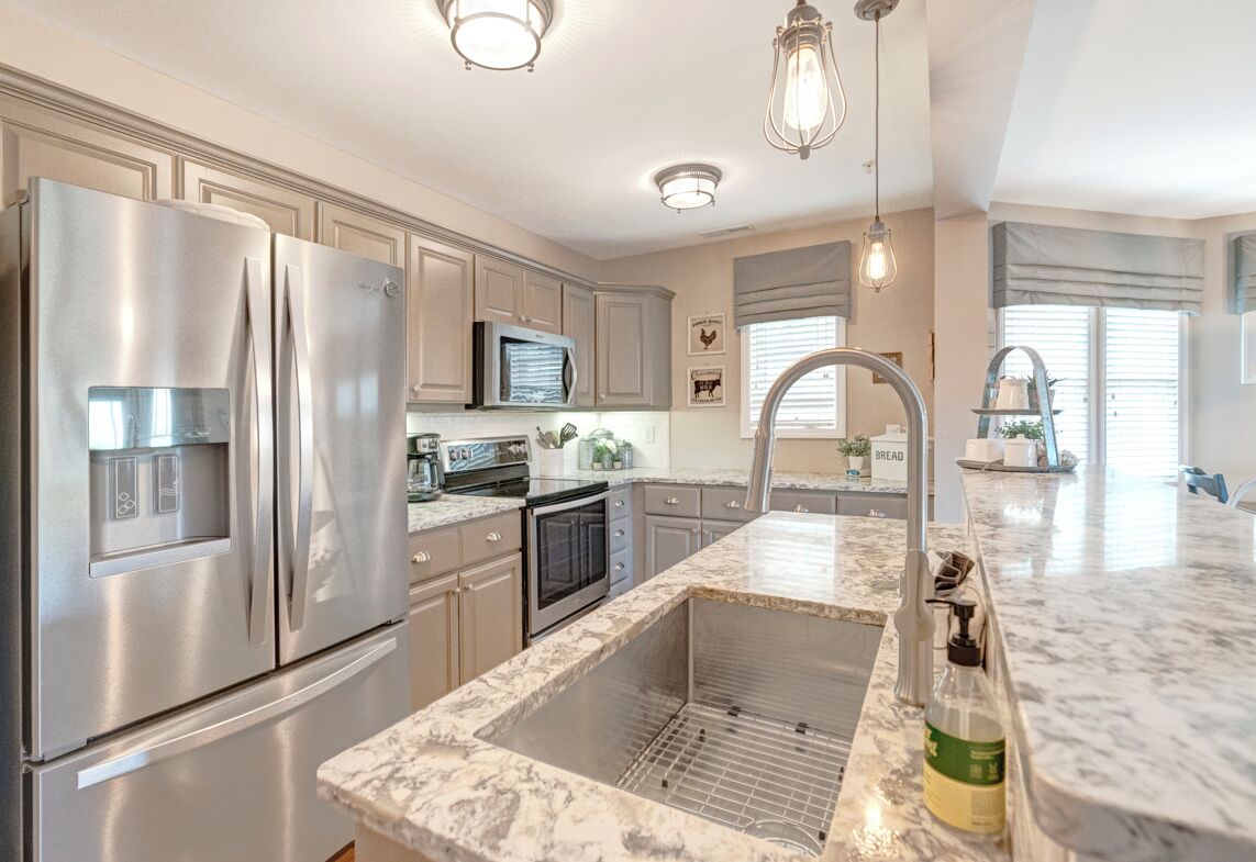 Astianpesukone, kahvin-/teenkeitin, keittoastiat/astiat/ruokailuvälineet