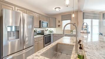 Astianpesukone, kahvin-/teenkeitin, keittoastiat/astiat/ruokailuvälineet