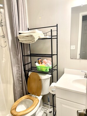 Suihku, hiustenkuivaaja, pyyhkeet, saippua