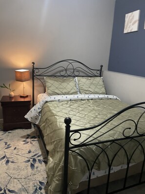 5 bedrooms, free WiFi, bed sheets - Gardner 5 bedroom 3 bath home. Family friendly and long stay  (Gardner)