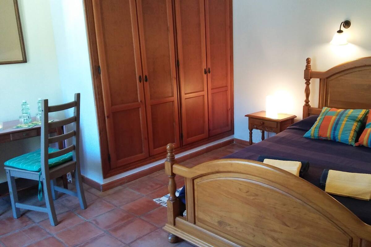 Bureau, lits bébé (en supplément), lits pliants/supplémentaires