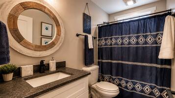 Combined shower/tub, towels