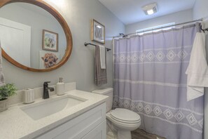 Combined shower/bathtub, towels