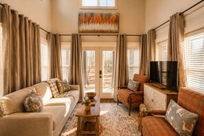 Living area - Llama No Drama Lodge at The Retreat at Deer Lick Falls (Monteagle)
