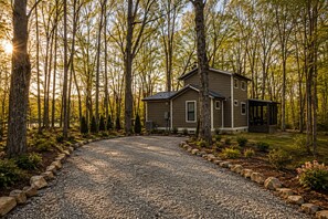 Exterior - Llama No Drama Lodge at The Retreat at Deer Lick Falls (Monteagle)