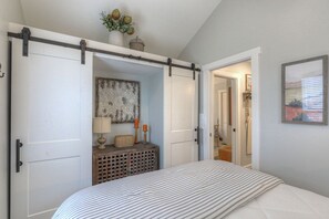 2 bedrooms, WiFi, bed sheets - Llama No Drama Lodge at The Retreat at Deer Lick Falls (Monteagle)