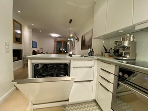 Kühlschrank, Mikrowelle, Ofen, Herdplatte