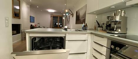 Réfrigérateur, micro-ondes, plaque de cuisson, lave-vaisselle