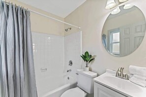 Shower, hair dryer, towels, shampoo - *The Hendricks #2* TV, AC, Wi-Fi (Jacksonville)