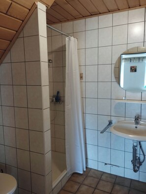 Haartrockner, Handtücher, Seife, Toilettenpapier