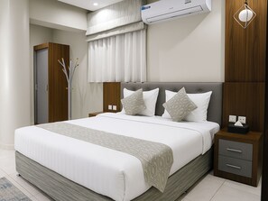 4 bedrooms, Egyptian cotton sheets, premium bedding, pillow-top beds