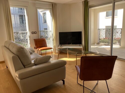 Very nice apartment, double parking, in a luxury residence in the city center.