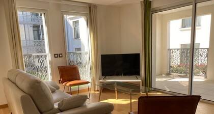 Very nice apartment, double parking, in a luxury residence in the city center.