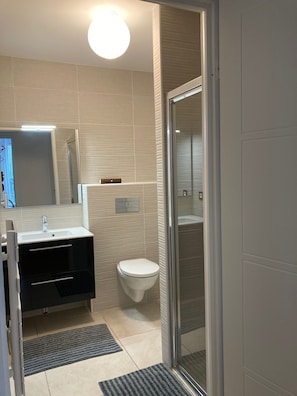 Shower, towels, soap - Very nice apartment, double parking, in a luxury residence in the city center. (La Rochelle)