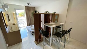 42-inch Smart TV with satellite channels, TV - Fotoxenia Luxury Apts (Paralimni)