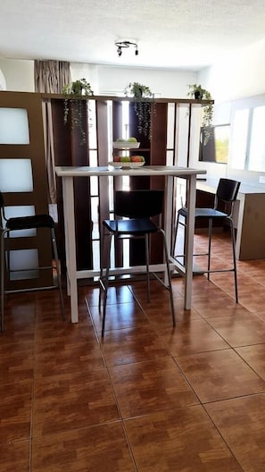 42-inch Smart TV with satellite channels, TV - Fotoxenia Luxury Apts (Paralimni)