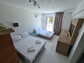 Living area - Fotoxenia Luxury Apts (Paralimni)