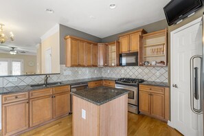 Private kitchen - Luxxe du’ Chateau - Luxurious 3 bedroom townhouse located on the edge of Atlanta (Atlanta)
