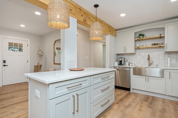 Fridge, microwave, oven, stovetop - Beautiful renovated cottage. Big backyard w/ Pool (Fort Walton Beach)